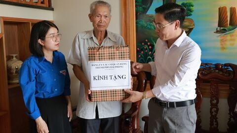 Đảng ủy Các cơ quan Đảng thành phố Hải Phòng tặng quà gia đình chính sách