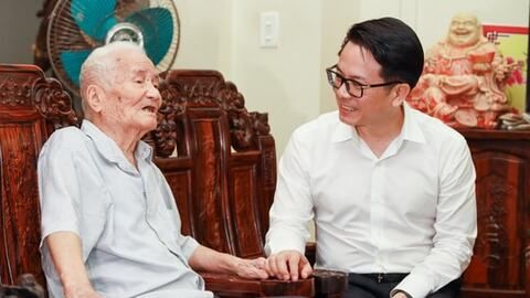 Trưởng Ban Tổ chức Thành ủy Lê Trí Vũ thăm, tặng quà đồng chí lão thành cách mạng Đặng Nam