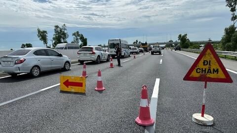 Tai nạn trên cao tốc Hà Nội - Hải Phòng làm 4 người bị thương