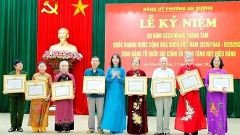 Phường An Dương trao tặng Huy hiệu Đảng dịp Quốc khánh