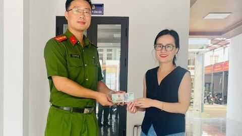 Công an phường Hải Dương trả lại cọc tiền cho cô gái đánh rơi