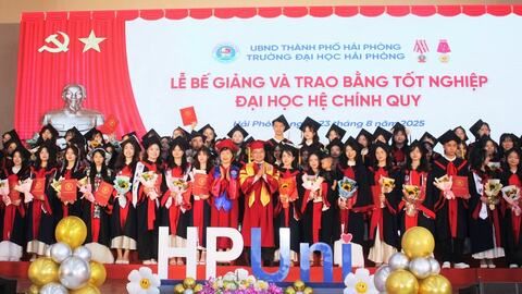 Trường Đại học Hải Phòng trao bằng tốt nghiệp cho 1.003 sinh viên
