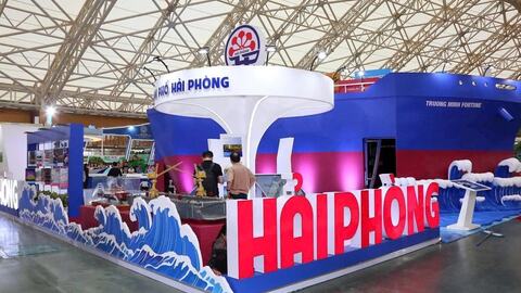 Chuẩn bị khu trưng bày thể hiện bản sắc Hải Phòng tại Hội chợ Mùa Thu 2025