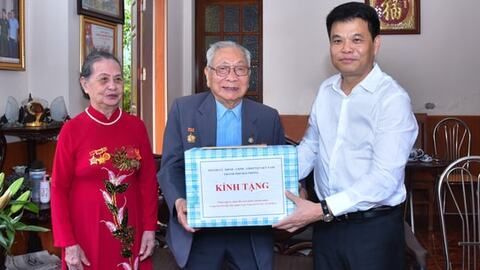 Chủ tịch UBND thành phố Lê Ngọc Châu tặng quà người có công tiêu biểu dịp Quốc khánh