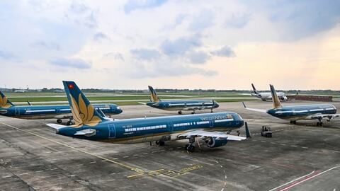 Tạm dừng khai thác hai sân bay do ảnh hưởng bão