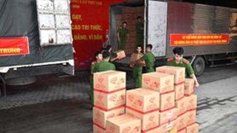 Bộ Công an ứng tiếp lương thực, thực phẩm hỗ trợ người dân mưa lũ- Hành trình nhân ái nơi tâm lũ lịch sử