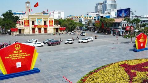 Cờ hoa náo nức, đường phố đông vui