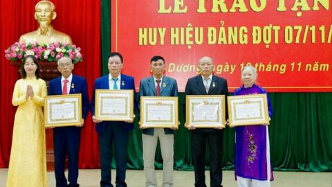 Trao Huy hiệu Đảng cho 55 đảng viên ở xã Trường Tân và phường An Dương