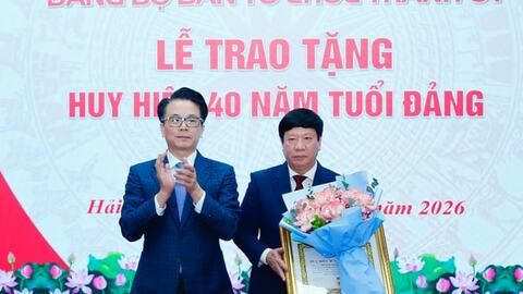 Phó Trưởng Ban Tổ chức Thành ủy Hải Phòng Phạm Quang Hiển nhận Huy hiệu 40 năm tuổi Đảng