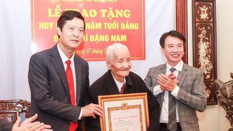 Trao Huy hiệu 80 năm tuổi Đảng tặng đồng chí Đặng Nam ở xã Kiến Thụy