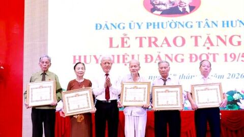Đảng ủy các phường Tân Hưng, An Dương, Phù Liễn trao Huy hiệu Đảng tặng đảng viên đợt 19/5