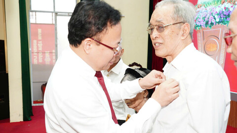 Đảng ủy các xã Yết Kiêu, Tân Minh trao Huy hiệu Đảng tặng đảng viên