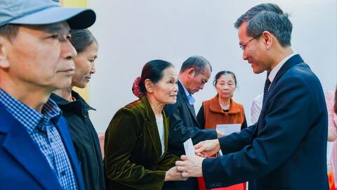 Thứ trưởng Bộ Nội vụ Cao Huy trao Huy hiệu Đảng và tặng quà Tết tại xã Hà Bắc