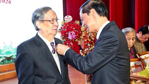 Đồng chí Đỗ Mạnh Hiến trao Huy hiệu Đảng tặng đảng viên phường Hồng Bàng