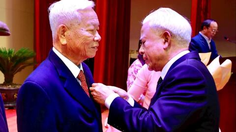 Trưởng Ban Nội chính Thành ủy Nguyễn Đình Chuyến trao Huy hiệu Đảng cho đảng viên ở phường Hưng Đạo