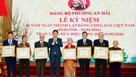 60 đảng viên phường An Hải được nhận Huy hiệu Đảng dịp 3/2