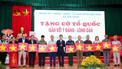 Xã Tân Minh trao hơn 10.000 cờ Tổ quốc tặng các hộ dân