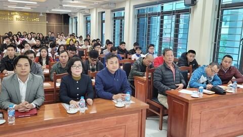 Hơn 100 quần chúng phường Ngô Quyền, Gia Viên được bồi dưỡng nhận thức về Đảng