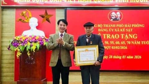 Trao Huy hiệu Đảng tặng đảng viên xã Kẻ Sặt