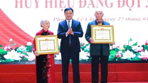 341 đảng viên các phường Gia Viên, Lê Chân nhận Huy hiệu Đảng dịp 3/2