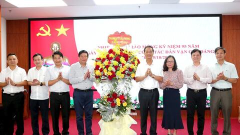 Đồng chí Phó bí thư Thường trực Thành ủy Đỗ Mạnh Hiến chúc mừng các ban Đảng nhân ngày truyền thống