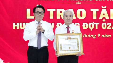 Hơn 1.300 đảng viên ở Gia Viên, Hải Dương, An Hải, Chí Minh được nhận Huy hiệu Đảng
