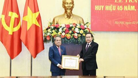 Trao Huy hiệu 45 năm, 30 năm tuổi Đảng tặng các cán bộ lãnh đạo Đảng bộ Quốc hội