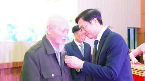 Đồng chí Phạm Văn Lập trao Huy hiệu Đảng cho đảng viên phường Thạch Khôi