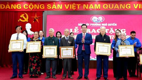 1 đảng viên Đảng bộ phường Ngô Quyền được nhận Huy hiệu 80 năm tuổi Đảng