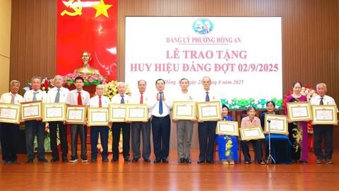 Hải Phòng tặng, truy tặng Huy hiệu Đảng cho gần 3.000 đảng viên dịp 7/11
