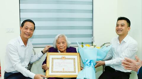 Phó bí thư Thường trực Thành ủy Đỗ Mạnh Hiến trao Huy hiệu 80 năm tuổi Đảng tặng đồng chí Lê Thu ở phường Gia Viên