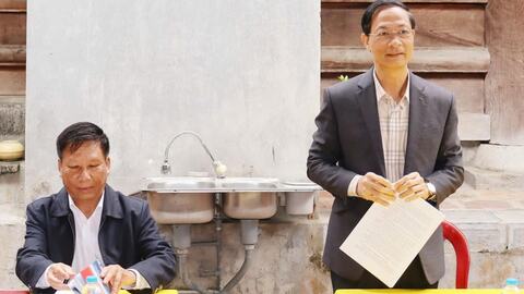 Đồng chí Đỗ Mạnh Hiến dự sinh hoạt tại chi bộ ở phường Lê Chân