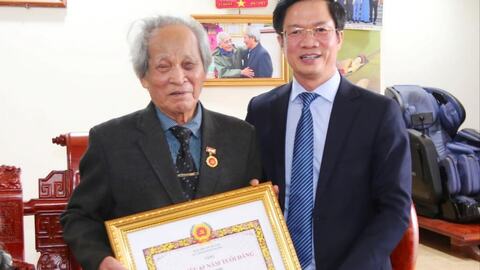 Đồng chí Phạm Văn Lập trao Huy hiệu 65 năm tuổi Đảng tặng 2 đảng viên ở Tân Minh