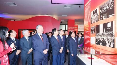 Hơn 200 tài liệu, hiện vật quý được trưng bày tại Triển lãm 'Đảng Cộng sản Việt Nam - Từ Đại hội đến Đại hội'