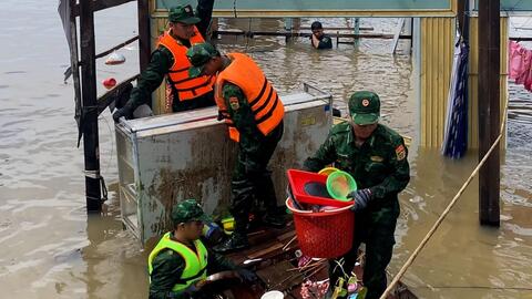 Phó Bí thư Thường trực xã An Phú thăm, động viên các hộ dân bị ảnh hưởng do sạt lở