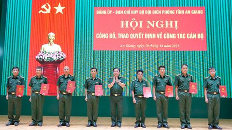 Bộ đội Biên phòng tỉnh trao quyết định công tác cán bộ