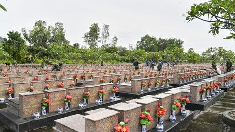 Hơn 200 cán bộ, chiến sĩ, đoàn viên, thanh niên vệ sinh Nghĩa trang Liệt sĩ Dốc Bà Đắc 