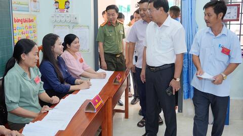 Bí thư Tỉnh ủy An Giang Nguyễn Tiến Hải kiểm tra công tác bầu cử tại các xã