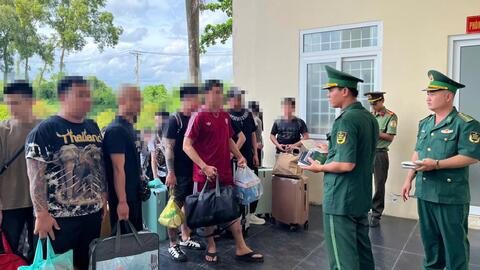 Tiếp nhận 63 công dân Việt Nam từ Campuchia về nước