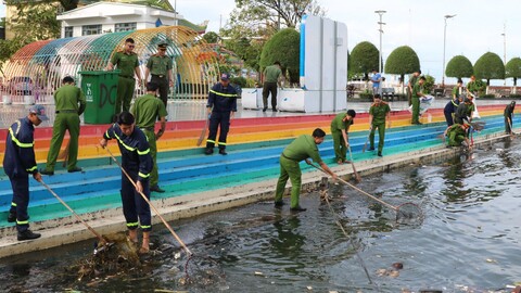 Đoàn viên, thanh niên Công an An Giang và đặc khu Phú Quốc ra quân vệ sinh môi trường