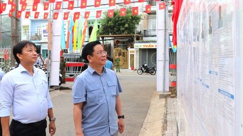 Chủ tịch UBND tỉnh An Giang Hồ Văn Mừng kiểm tra công tác chuẩn bị bầu cử tại 6 phường, xã
