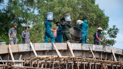 Đổ bê tông cầu Kênh Tạo Nguồn