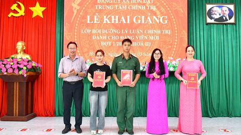 Khai giảng lớp bồi dưỡng lý luận chính trị dành cho đảng viên mới