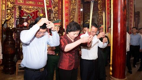 Phó Thủ tướng Chính phủ Phạm Thị Thanh Trà dâng hương tại chùa Tam Bửu - Phi Lai và Nhà mồ Ba Chúc