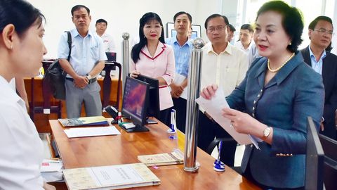 Phó Thủ tướng Chính phủ Phạm Thị Thanh Trà kiểm tra mô hình chính quyền 2 cấp tại phường Vĩnh Tế