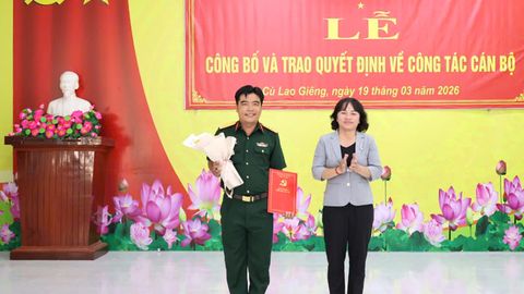 Xã Cù Lao Giêng trao quyết định của Ban Thường vụ Tỉnh ủy về công tác cán bộ