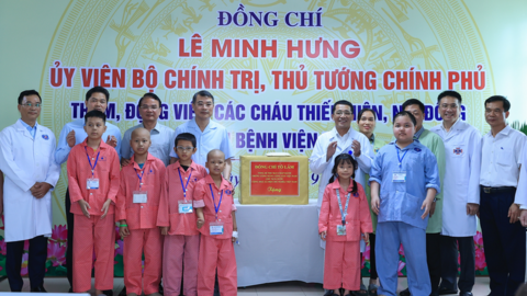 Thủ tướng trao quà của Tổng Bí thư, Chủ tịch nước Tô Lâm tặng các bệnh nhi ung thư