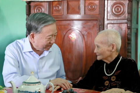 Đồng chí Tổng Bí thư, Chủ tịch nước Tô Lâm thăm Mẹ Việt Nam Anh hùng tại TP Hồ Chí Minh