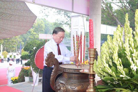 Đồng chí Tổng Bí thư, Chủ tịch nước Tô Lâm dâng hương tại Nghĩa trang Liệt sĩ Tân Biên