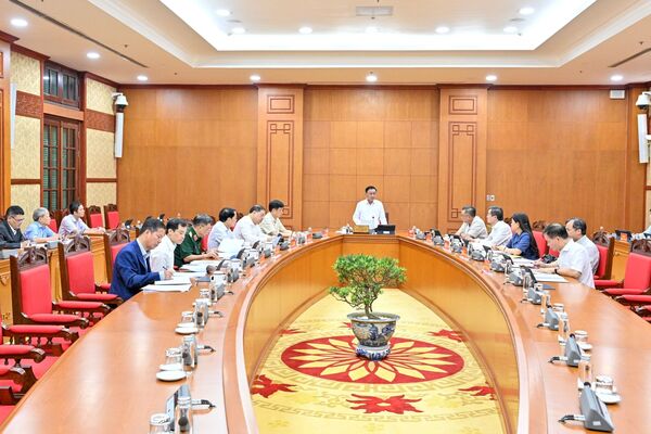 [Ảnh] Đồng chí Thường trực Ban Bí thư Trần Cẩm Tú làm việc với Tổ Biên tập về tổng kết 40 năm thực hiện Cương lĩnh xây dựng đất nước trong thời kỳ quá độ lên chủ nghĩa xã hội